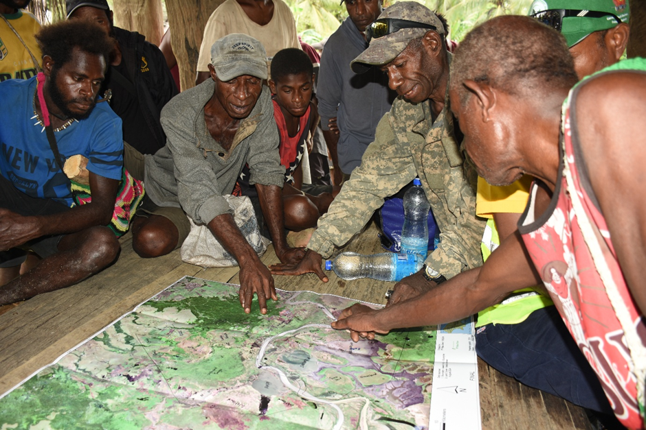 Timbunke community members marking clan boundaries during a participatory land mapping session.